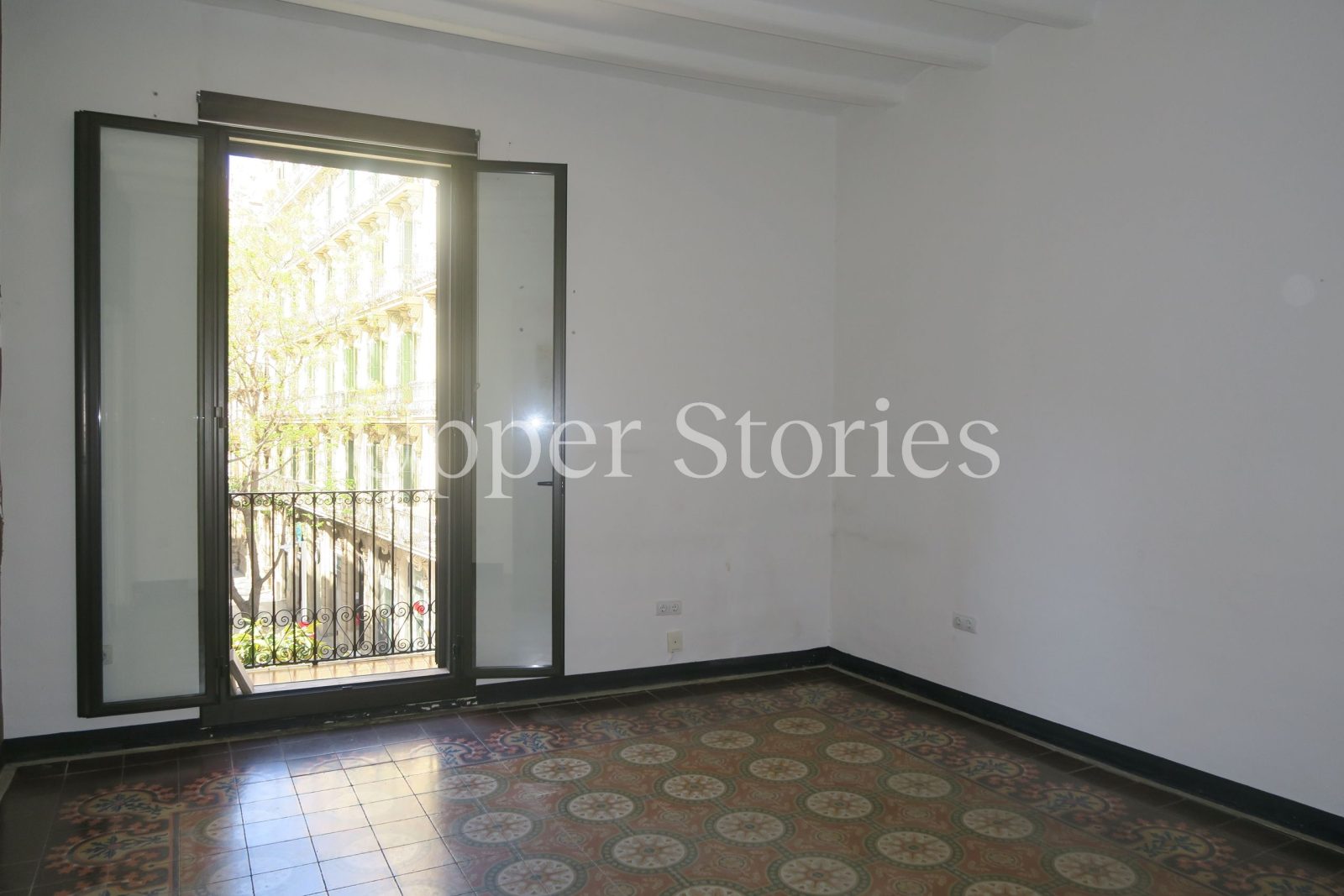 485742 US-104 – GRÀCIA – Housing with a lot of potential in the centre of Gràcia.